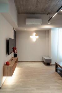 Big London Apartment in Piraeus