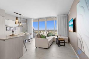 Bayview Luxury: 3BR Pools Oceanfront Amenities