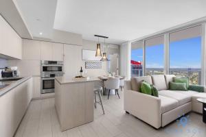 Bayview Luxury: 3BR Pools Oceanfront Amenities