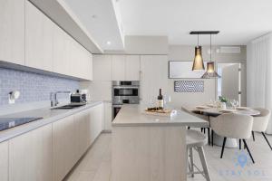 Bayview Luxury: 3BR Pools Oceanfront Amenities