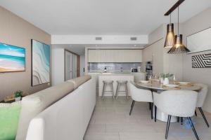 Bayview Luxury: 3BR Pools Oceanfront Amenities