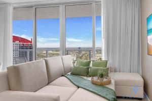 Bayview Luxury: 3BR Pools Oceanfront Amenities