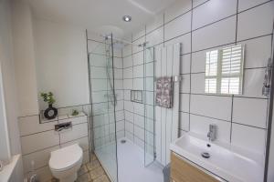 Short Walk to the Beach - 2 Guests - Free Parking