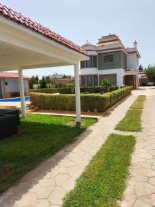 Villa piscine espace vert luxueuse