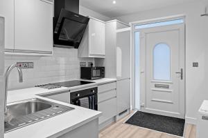 Old Styne Cottage - 2 min to Station - Free Parking - Courtyard