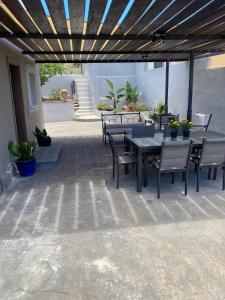 Villa de lujo con jardín privado y vistas al mar