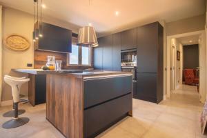 Villa de lujo con jardín privado y vistas al mar