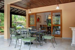 Pretty house with pool and amazing garden