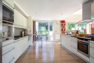 Large Kenmare home sleeping 10. Free use of pool