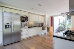 Large Kenmare home sleeping 10. Free use of pool