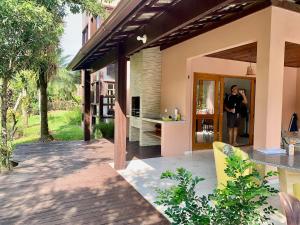 Pretty house with pool and amazing garden