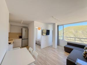 NUEVO, primera linea de playa, con piscina y vistas al mar