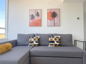 NUEVO, primera linea de playa, con piscina y vistas al mar