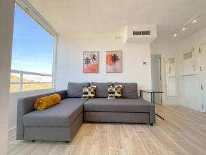 NUEVO, primera linea de playa, con piscina y vistas al mar