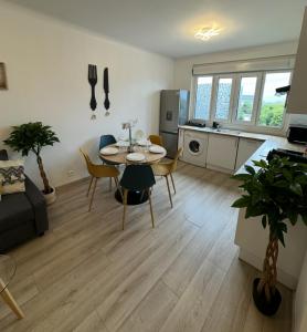 Appartements PARIS-MONTROUGE Magnifique Appartement 2 piece de 36m2 - tres cosy pour 1 a 5 personnes refait a neuf - ENTIRE APARTMENT LUXIRIOUS AND WARM - Montrouge Paris 14eme - Proche Aeroport Orly & Parc Expositions Porte de Versailles FREE WIFI GRATUIT : photos des chambres