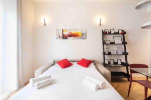 Cute and Central Duomo Apartment - Red