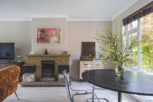 Spacious 3BR Home Huge Garden Free Parking