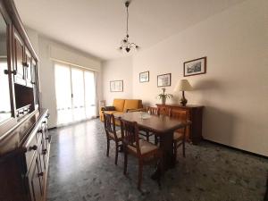 Spazioso alloggio a 50 mt dal mare con Box Auto Incluso