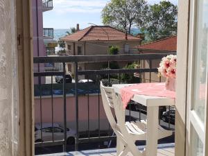Spazioso alloggio a 50 mt dal mare con Box Auto Incluso