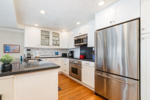 Crown Point 3BR Bay and Beach View Parking W D