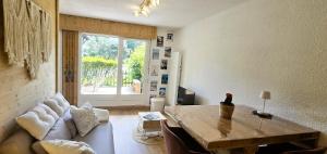 Appartements Joli studio avec terrasse : photos des chambres
