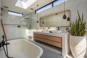 Spacious 3 bedroom villa - Walk to the beach