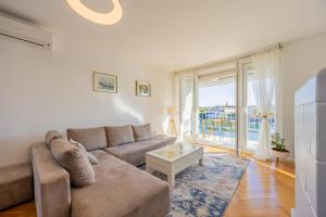 Harbor lights apartment