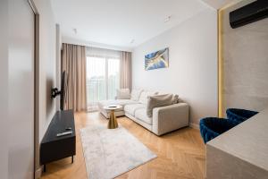 Metro Słodowiec Deluxe Apartment by BookingHost