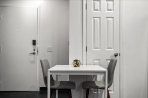 CozySuites Stunning 1BR in Downtown Pitts #32
