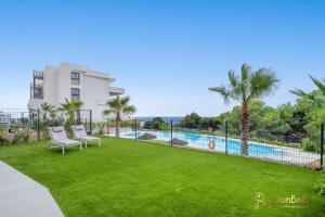 Sea view apartment with garden in Fuengirola