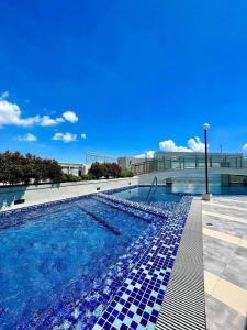 Bachelors Pad across Ateneo Uni with free fast wifi Netflix ready TV