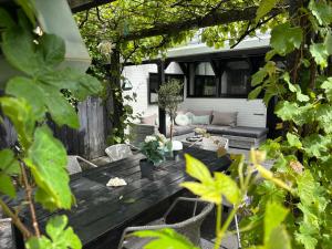 Lichtdurchflutetes Traumhaus mit Wintergarten, strandnah uneinsehbarer Garten hundefreundlich