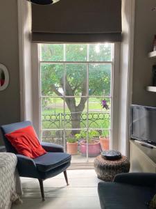 Beautiful, airy flat with Park views