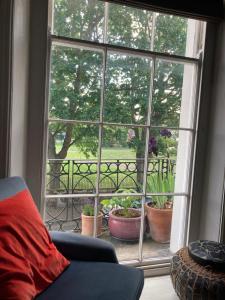 Beautiful, airy flat with Park views