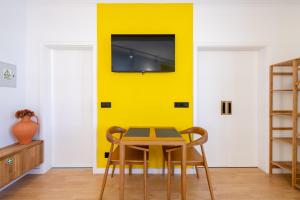 Yellow Sun Studio Apartment