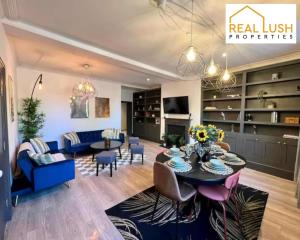 Large 4 Bed Home With Free Parking