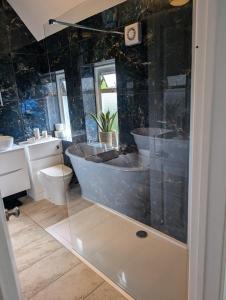 Luxury 3 bed house with off road parking for 2 cars, garden, 10 minutes from city-centre