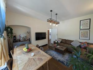 Luxury 3 bed house with off road parking for 2 cars, garden, 10 minutes from city-centre