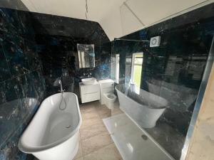 Luxury 3 bed house with off road parking for 2 cars, garden, 10 minutes from city-centre