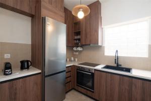 LIV - Artistic Rooftop Apartment in Pagrati