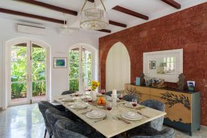 La Pasado, Huge 4 BHK villa with Large Private Pool & Garden, in Assagao, Complimentary Breakfast, full time caretaker, Bathtub, ideal for large groups - only veg cooking allowed