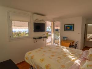 Charmant studio rénové avec terrasse, climatisation et WiFi gratuit - FR-1-196-166