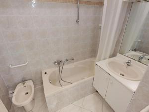 Grand 2P climatisé, terrasse, parking, centre Menton, commerces & plages à pied - FR-1-196-189