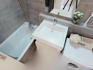 Appartements Grand 2P avec Parking et Terrasse, Piscine sur le Toit, Proche des Plages a Menton - FR-1-196-172 : photos des chambres