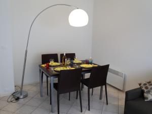 Appartements Grand 2P avec Parking et Terrasse, Piscine sur le Toit, Proche des Plages a Menton - FR-1-196-172 : photos des chambres