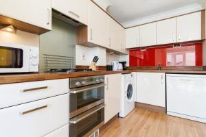 Cambridge 4 Bedroom Sleeps 9 Wi-Fi Garden, LONG STAYS ACCEPTED- Orchid House