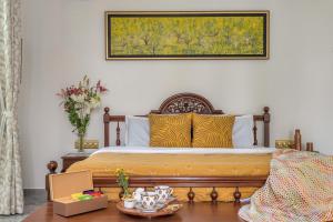 La Pasado, Huge 4 BHK villa with Large Private Pool & Garden, in Assagao, Complimentary Breakfast, full time caretaker, Bathtub, ideal for large groups - only veg cooking allowed