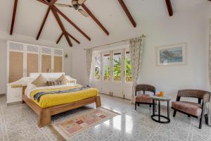 La Pasado, Huge 4 BHK villa with Large Private Pool & Garden, in Assagao, Complimentary Breakfast, full time caretaker, Bathtub, ideal for large groups - only veg cooking allowed