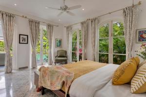 La Pasado, Huge 4 BHK villa with Large Private Pool & Garden, in Assagao, Complimentary Breakfast, full time caretaker, Bathtub, ideal for large groups - only veg cooking allowed