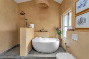 La Pasado, Huge 4 BHK villa with Large Private Pool & Garden, in Assagao, Complimentary Breakfast, full time caretaker, Bathtub, ideal for large groups - only veg cooking allowed